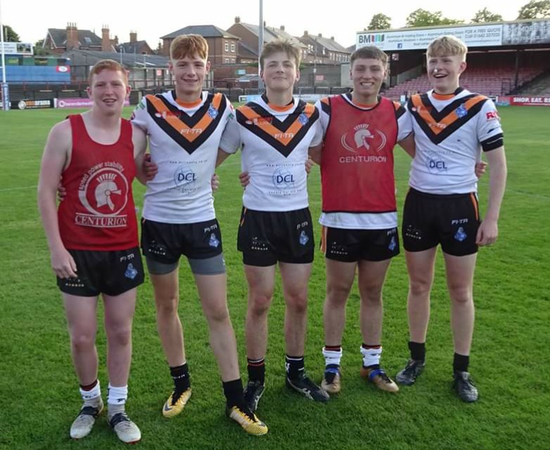 HeworthRugby's tweet photo. Congratulations to Heworth Arlfc lads A J Towse (middle) and Miles Harrison (far right) who both featured for @YorkKnightsRLFC this afternoon in their 12 all friendly away at @FevRovers.
#upthevillagers 👏⚫⚪⚫⚪ https://t.co/E3F8djHOE8