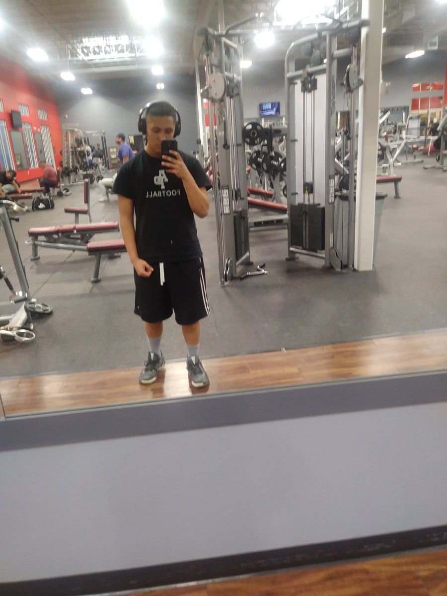AlexEncinas16's tweet photo. Woke up early in the morning to have a great workout and skill training to end the week off with. The training never stops, neither my grind!!! 
@USNFT @levelupelitesFB @USAFootball  @247recruiting 
@RealCoachCarter https://t.co/8Pzhar3SqU