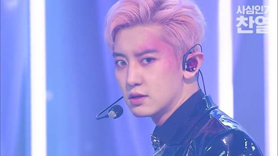 PCYLatam's tweet photo. [RANDOM] 200103 
El editor del focus de Chanyeol para SBS dejó un mensaje al final del video 

“Fui afectado por una enfermedad mientras editaba el video, no es otra cosa que la “obsesión de Chanyeol” de aquí en adelante llamaré a todo hermoso como 'Chanyeol'."
Atte: Editor https://t.co/ePFGS0Lf0I