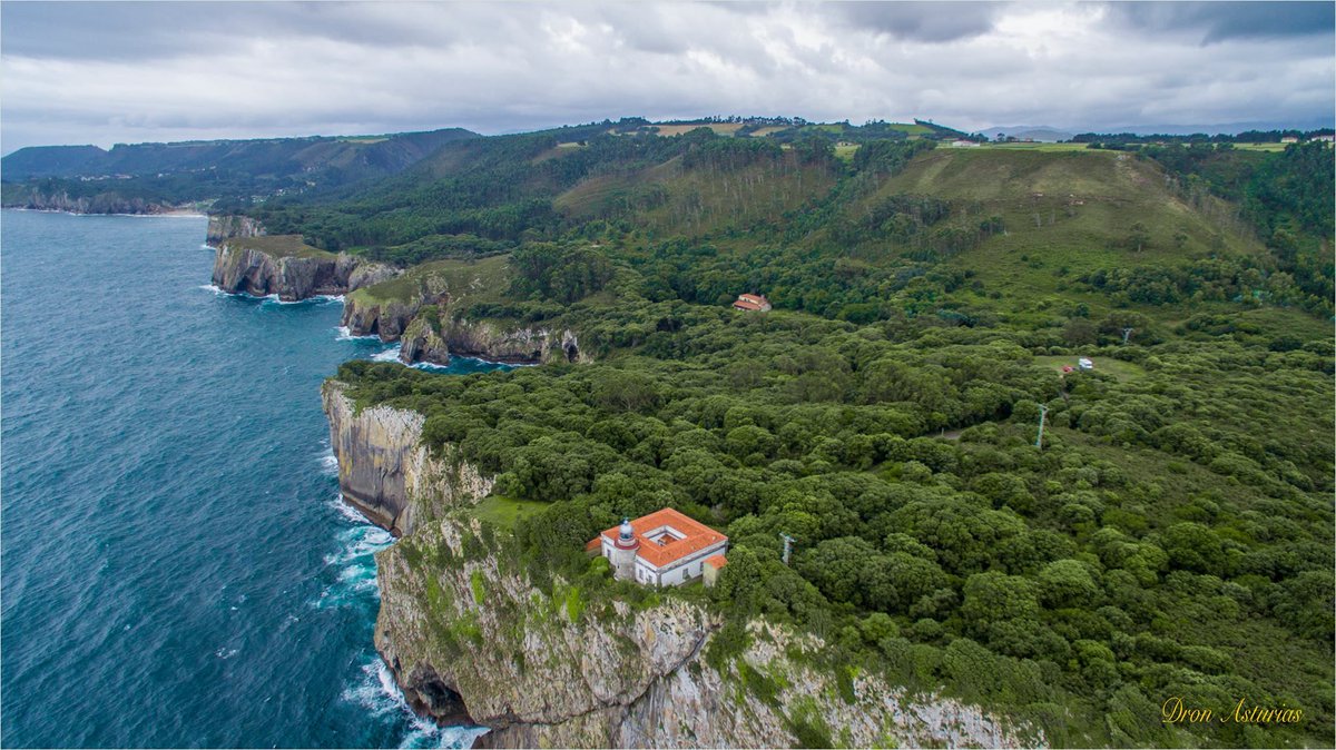 TurismoAsturias's tweet photo. ¿Qué os parece si les pedimos a los Reyes Magos un viajecito por tierras asturianas? Pinta bien ¿no? 
Pues, esto es solo el principio 💚
© 📷Dron Asturias https://t.co/D2WIdOdkjh
