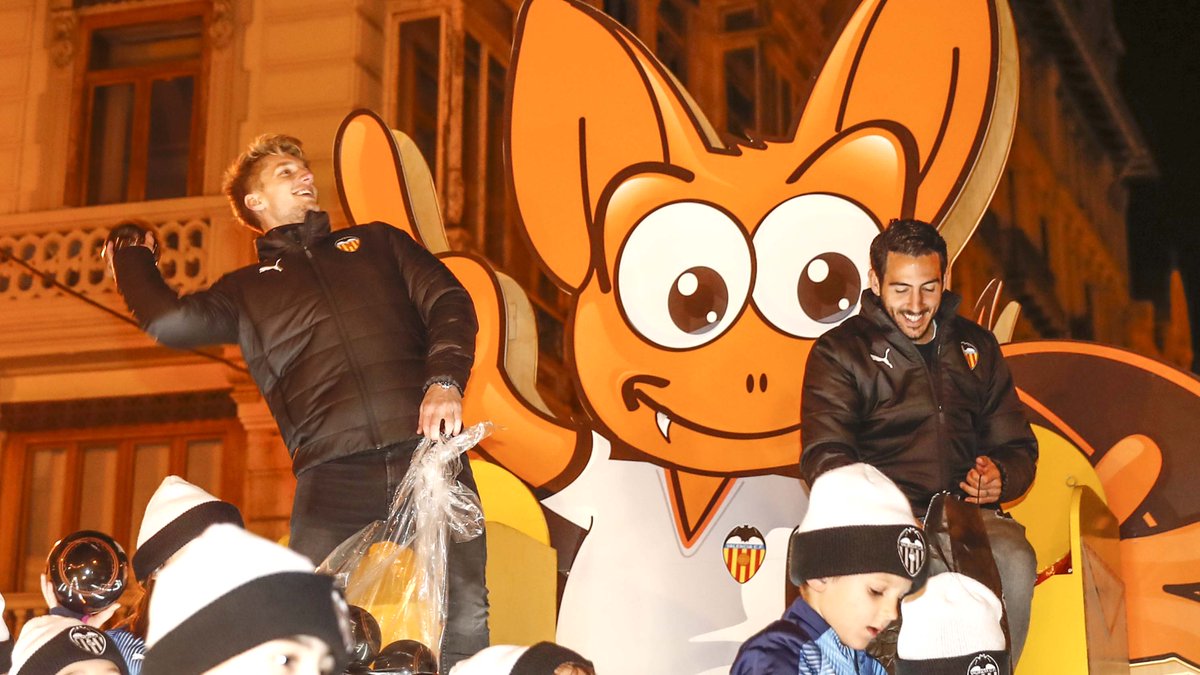 valenciacf_en's tweet photo. 👑👑👑 It's a big night tonight in Spain! #ThreeKings
So @DaniParejo and Wass came along to help the city celebrate VCF style! 👑👑👑 #VCFKids ☺️🎁 https://t.co/9I7bistGCu