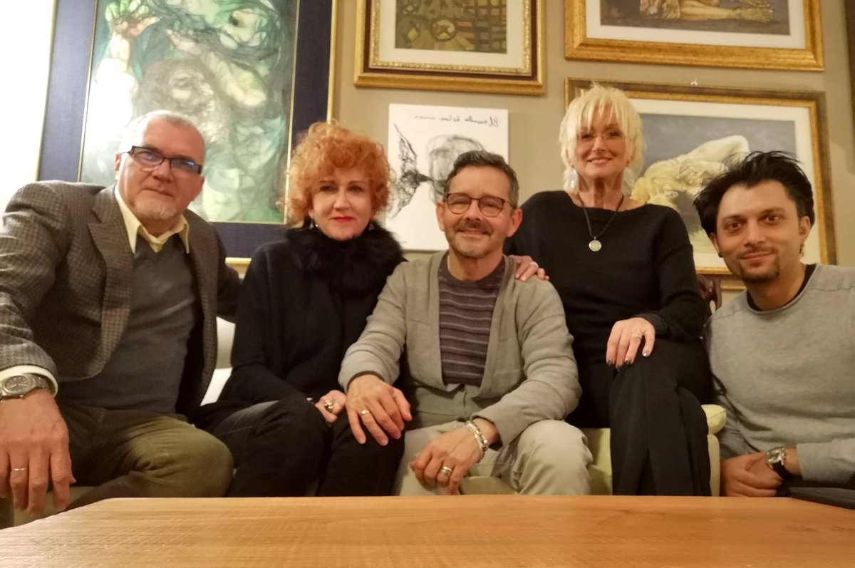 JoseCarlosRguez's tweet photo. Espléndida noche compartida con la artista @FiorellaMannoia, Patricia Mannoia y Carlo Di Francesco. Fecundo intercambio con una de las figuras más importantes y auténticas de la música #italiana. #4enero2020 Gracias por la amistad. #Roma #Italia #Cuba https://t.co/XjxFnoBP8m https://t.co/HZXpTJ4kkI