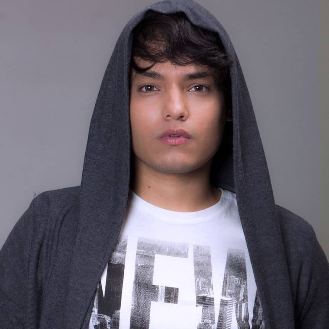 RevistaSOONCol's tweet photo. #SoonTeInforma Lamentamos el fallecimiento del actor Daniel Rengifo, quien recordamos como Bryan en La gloria de Lucho. Participó en Tu Voz estéreo y Esmeraldas. El artista libraba, desde el 2014, una valiente lucha contra un tumor cerebral. Paz en su tumba. 😔🙏🏼 #revistasoon https://t.co/xhjyuf9AFb