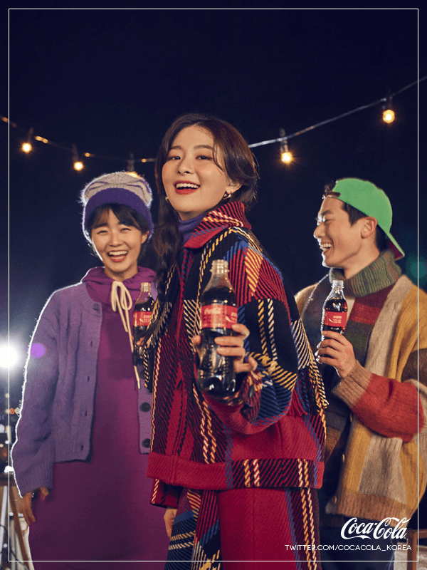 CocaCola_Korea's tweet photo. 2020년에도 돌아온 화보장인 코-크의 짜릿한 신년 화보 공개!
작지만 소중한 일상 속 순간들! #코카콜라 와 함께한 #박보검 &amp; #슬기 !!
RT+♥ 로 널리 공유해주신 1분께 짜릿한 코-크 1BOX를~
@BOGUMMY @Rvsmtown https://t.co/LhjLzhTcTC