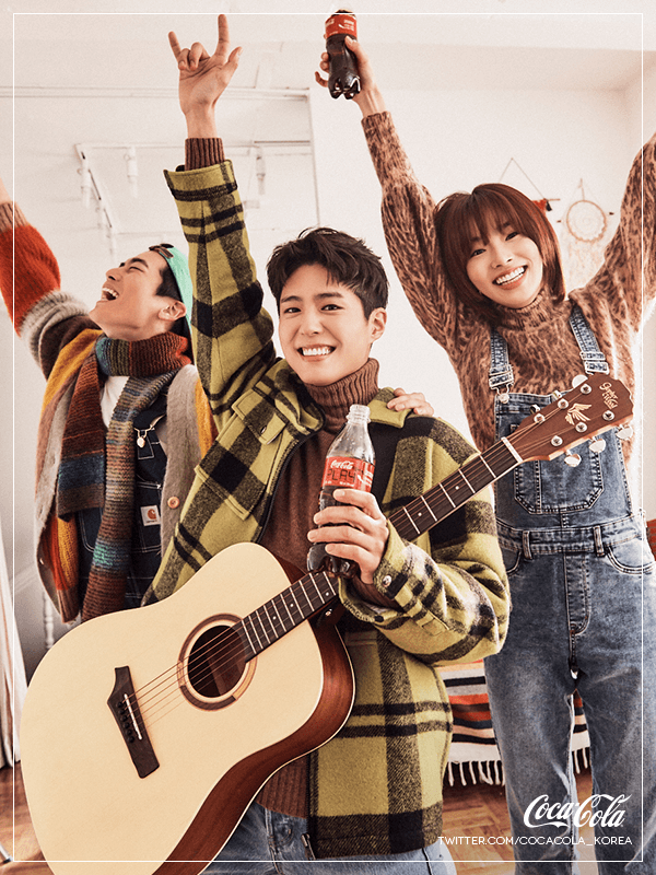 CocaCola_Korea's tweet photo. 2020년에도 돌아온 화보장인 코-크의 짜릿한 신년 화보 공개!
작지만 소중한 일상 속 순간들! #코카콜라 와 함께한 #박보검 &amp; #슬기 !!
RT+♥ 로 널리 공유해주신 1분께 짜릿한 코-크 1BOX를~
@BOGUMMY @Rvsmtown https://t.co/LhjLzhTcTC