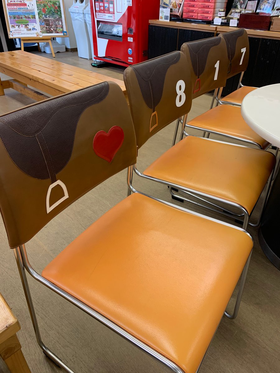 rittokanko's tweet photo. 栗東観光案内所の椅子がブルズエフ様(https://t.co/nsuZ3uJTzv)製作のカバーにより素敵にリニューアルしました✨
元騎手の革職人様による馬のまちの魅力の詰まった逸品です🏇ブルズエフの製品もお取り扱い中ですので、ぜひお立ち寄りください💕

#栗東 #馬 #競馬 #革製品 #レザークラフト #滋賀 #観光 https://t.co/fKOF33axXs