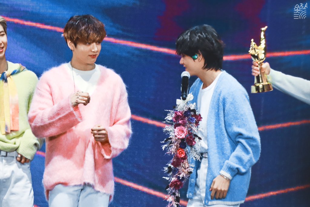 carol_e555558's tweet photo. 📷200105 골든디스크어워즈 🐯🐰

 #BTS #방탄소년단 @BTS_twt
 #V #뷔 #김태형 
#JUNGKOOK #정국 #전정국 https://t.co/08IR7Kp0HJ
