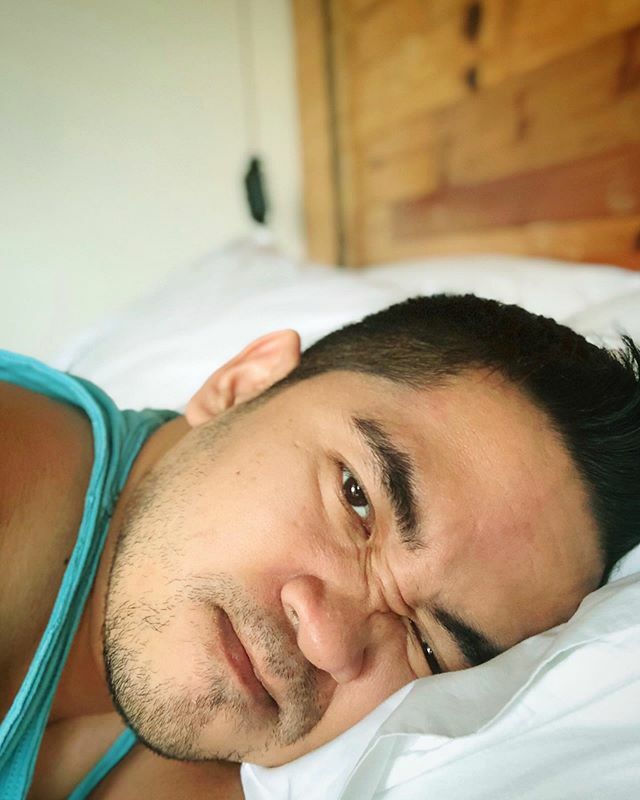 geepyo's tweet photo. That realization you get, when it hits you in the morning — the holidays are ‘definitely’ over..
.
.
.
#morningsbelike #morning #newyear #newweek #newmonday #justwokeup #stillinbed #whitesheets #portrait #iphone #iphoneX #holidaysareover #selfie #lazymon… https://t.co/ZaFL8EUCj2 https://t.co/gcv3W5p473