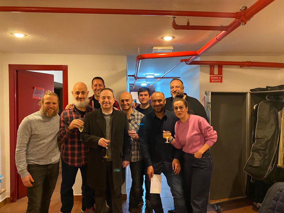 ¡Equipazo! Gracias #EsperandoAGodot por tan buenos momentos. Un placer haber disfrutado de vuestro trabajo sobre nuestras tablas 😍 @PepeViyuelactor Alberto Jiménez @FernandoAlbizu Juan Díaz <a href="/jesuslavi/">Jesús Lavi</a> 

<a href="/JCimarro/">Jesús Cimarro</a>