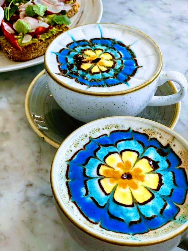 tsspiegel's tweet photo. Brunching with @LauraAnnSoCal ☕  #SundayVibes https://t.co/lgV9A6k7t4