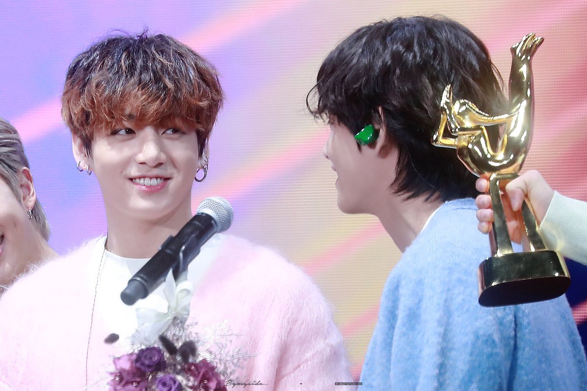 God10306939's tweet photo. El taekook no se cansa de sorprenderme y confirmarlo más https://t.co/hItPK5EpIO