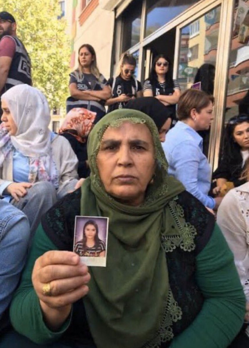ak_uludere's tweet photo. #Diyarbakır da evlat nöbeti tutan Hüsniye Kaya 14 yaşında iken PKK tarafından kaçırılan kızı. mekiye Kaya ya kavuştu #selam #olsun #yüreği cesur #annelere. Analar ayağı kalktımı #sonunuz gelmiş demektir 🇹🇷🇹🇷🇹🇷🇹🇷 https://t.co/X3G2IYjOWa