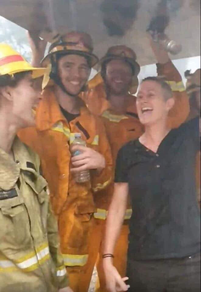 KlCKASSCANTONA's tweet photo. It’s raining in Australia 🌧 😍😍 #AustralianFires https://t.co/8JBdctReEd