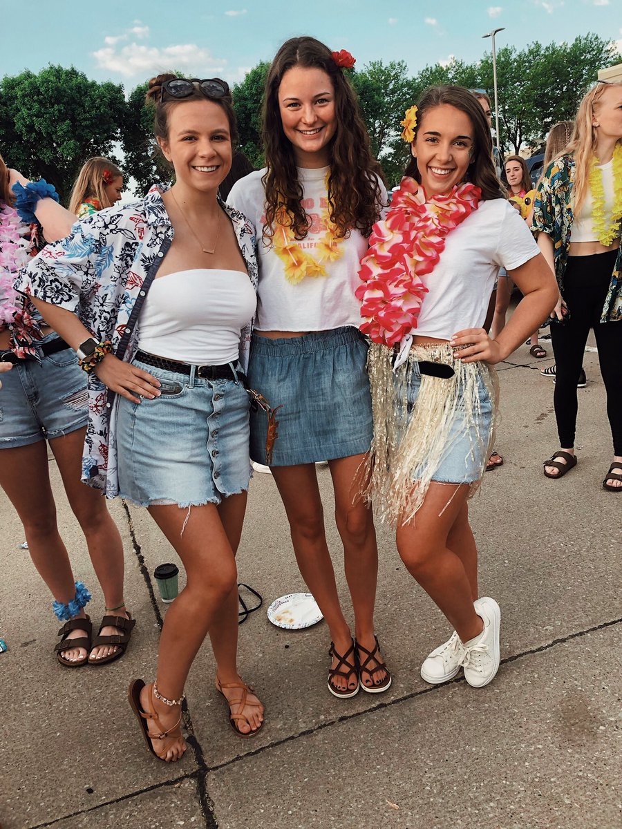 _gracebishop_'s tweet photo. Wishing a very happy birthday to the sweetest gal, @zoepetersen__  who keeps NHS and baseball games real! Hope today is a great one!! #tropics🤩🧡 https://t.co/ukuY65Vu7b