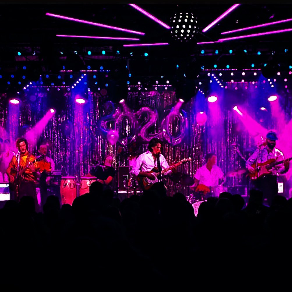 _JessicaLX's tweet photo. #lightingdesign  for @the_brummies playing at their home #venue! #NYE #DesignThinking #successful #passionnotwork @HuffPostWomen @WomenInMediaCon @womeninlighting @WomenInTheArts @pitchfork @Inc @IndieWire @AltPress @robsheff @BeaccchHoussse @thekillers @foofighters @Pharrell https://t.co/8ji6t67s3f