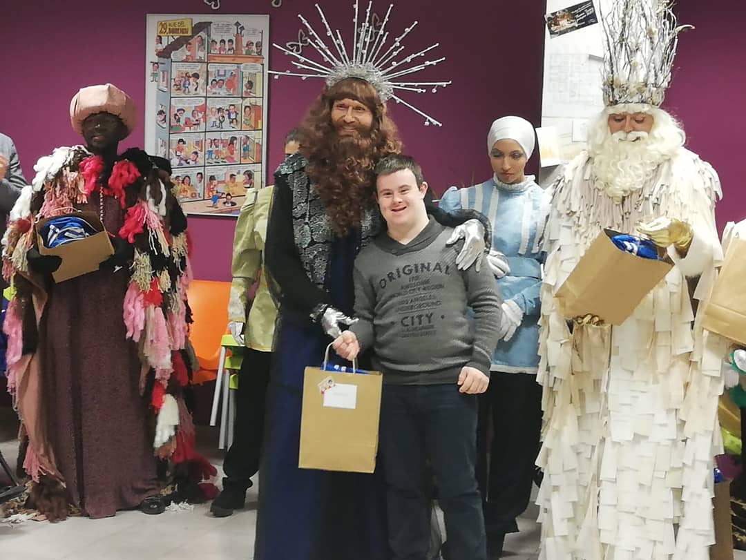 lestelbalaguer's tweet photo. Aquesta nit han vingut a la seu de la nostra entitat Ses Majestats els Reis Mags d'Orient!! 👑🐫🎁 Us desitgem una nit màgica!!
#reismags #reisdorient #5degener #balaguer #nitmàgica https://t.co/s1DzPScqOm