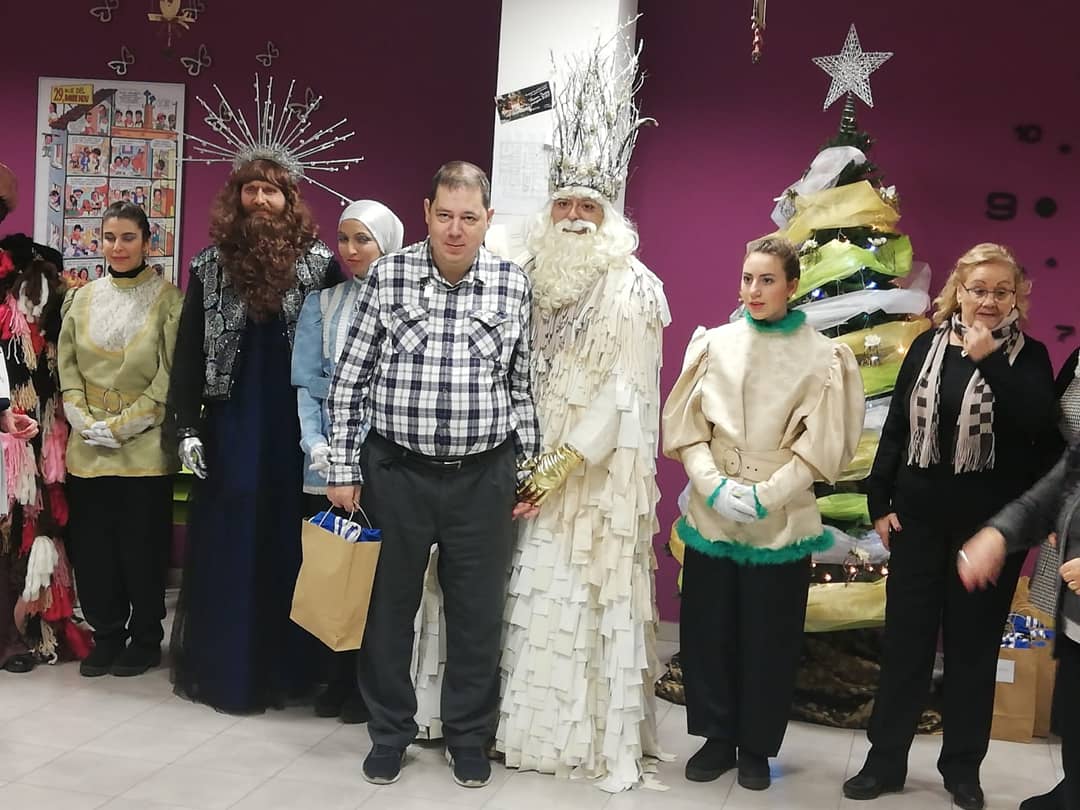 lestelbalaguer's tweet photo. Aquesta nit han vingut a la seu de la nostra entitat Ses Majestats els Reis Mags d'Orient!! 👑🐫🎁 Us desitgem una nit màgica!!
#reismags #reisdorient #5degener #balaguer #nitmàgica https://t.co/s1DzPScqOm