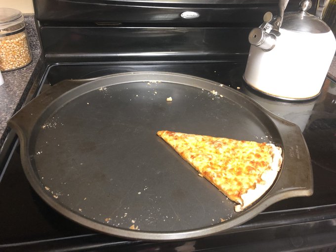 I just made a pizza. This pic was taken when the oven was still hot. @onikuhh said, “It’s not delivery