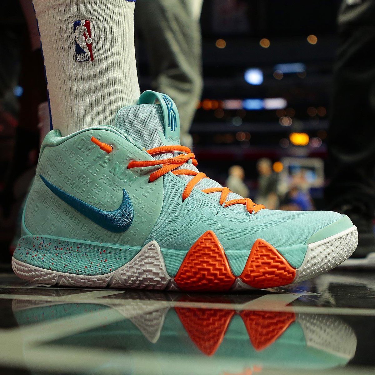 バッシュ Com En Twitter Trezzのウォームアップで着用していたバッシュは Power Is Female Nike Kyrie 4です 歴代のカイリーシリーズの中でも かなり魅力ある作品になっています Kyrie4