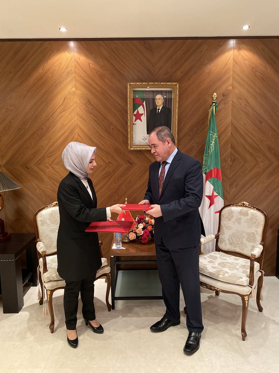 MahinurOzdemir's tweet photo. Bugün Cezayir Dışişleri Bakanı Sabri Boukadoum tarafından kabul edildim ve Sn Cumhurbaşkanımız @RTErdogan’ın imzaladığı Güven Mektubumun örneğini sundum.
J’ai été reçu aujourd’hui par le Ministre des Affaires étrangères pour présenter la copie de mes LC 🇹🇷🇩🇿 https://t.co/hOS1zi29LU