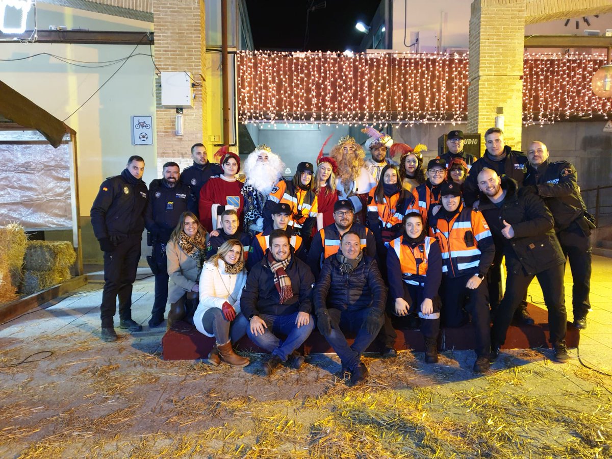Hoy hemos tenido el privilegio de acompañar a SSMM los Reyes Magos de Oriente en el Belén Viviente de Serranillos del Valle.
Impresionante despliegue para hacerlo más seguro.
#LasProtesCuentan <a href="/AytoSerraValle/">AytoSerranillosValle</a>
#NochedeReyes