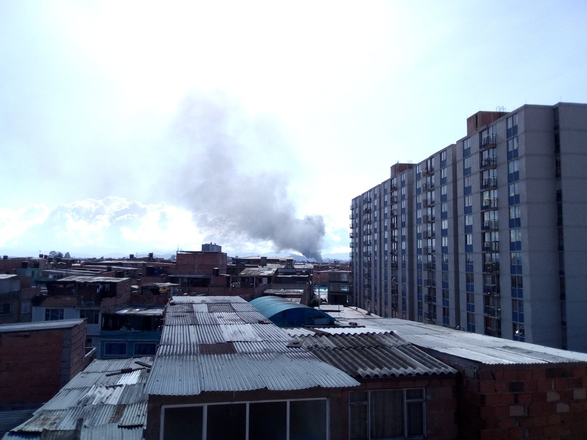 armando2783's tweet photo. @Citytv @citynoticias incendio en Bosa esta tarde. https://t.co/AtBIypTnoA