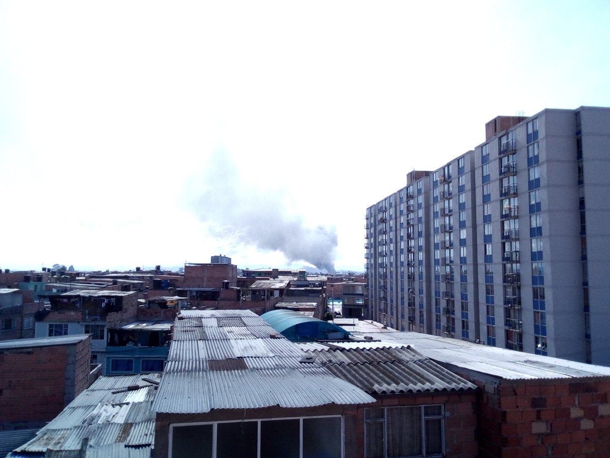 armando2783's tweet photo. @Citytv @citynoticias incendio en Bosa esta tarde. https://t.co/AtBIypTnoA