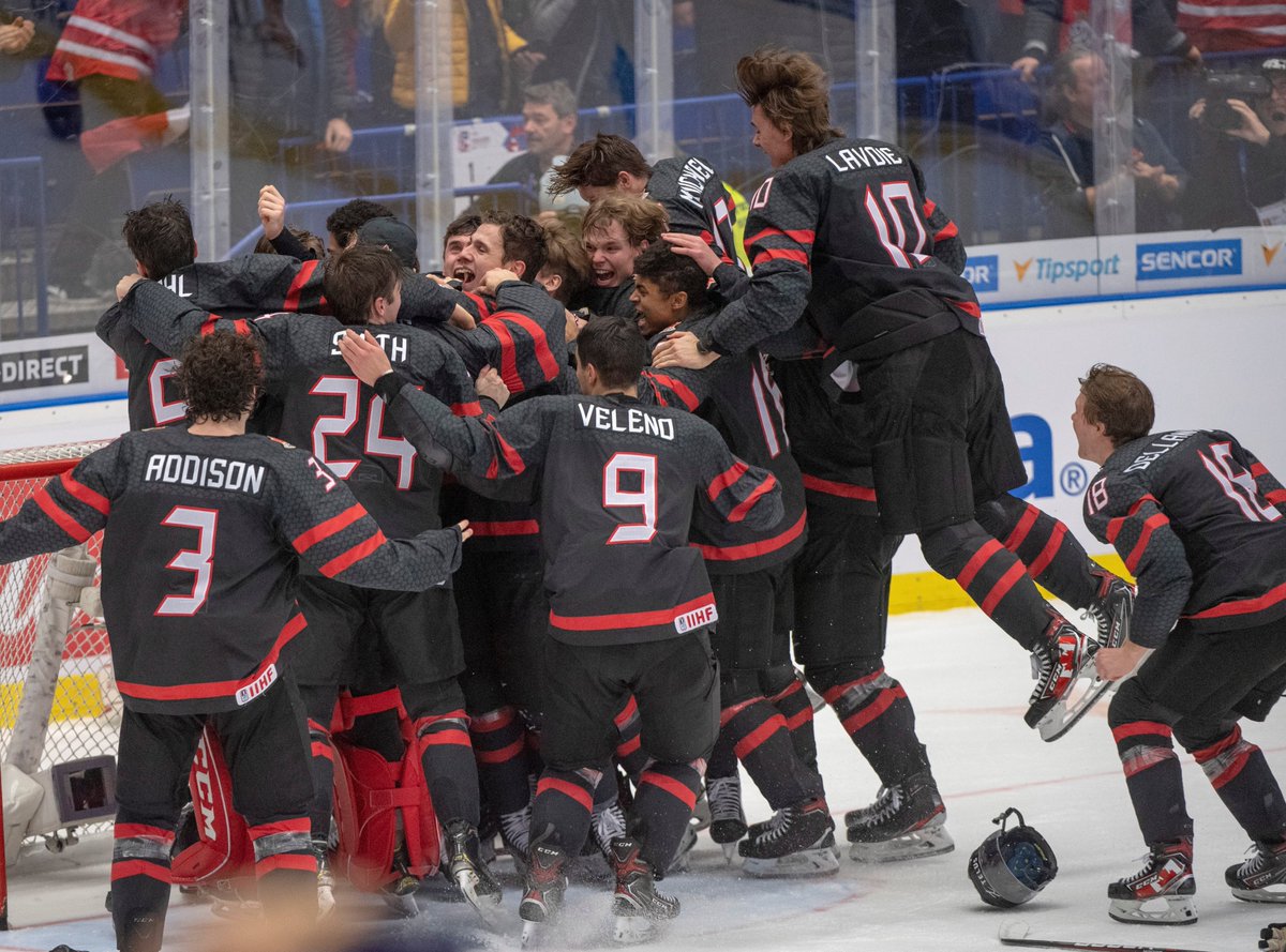 TeamCanada's tweet photo. 🇨🇦WE ARE THE CHAMPIONS🇨🇦

For their 18th World Junior victory, #TeamCanada defeated Russia 4-3 in a thriller 🥇  game that included great plays, heroic moments and amazing support from across the nation 🏒💫 

Full recap 👉 https://t.co/VwDB8m3xuX https://t.co/InzX6JEV3E