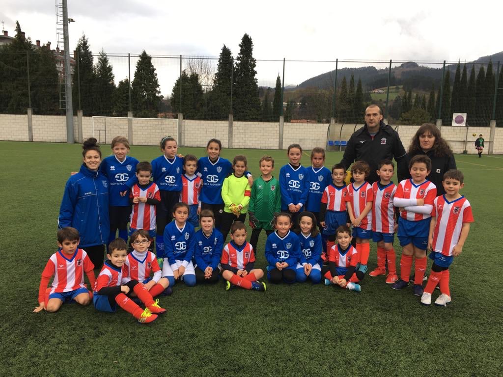 KirolMerced's tweet photo. Nuestras pequeñas guerreras han disputado un gran torneo en @laudio,@altzarrateke.  Han disfrutado de esta fiesta del fútbol femenino, se lo han pasado súper bien y han estado muy a gusto. Muchas gracias a la organización por la invitación.
Aupa neskak!!! https://t.co/fk4ROnPDGd