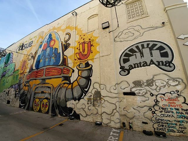 ChooseOC's tweet photo. What a cool robot wall! #santana #orangecountyca #oclifestyle #oclife #socal #santaanaart https://t.co/eZTzZwB0hs https://t.co/w416nG97aq