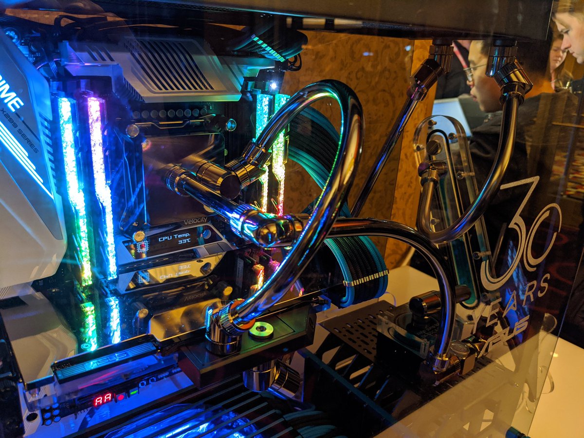 LinusTech's tweet photo. Those tubes tho hngggggh https://t.co/WYA3Cz3Ncs