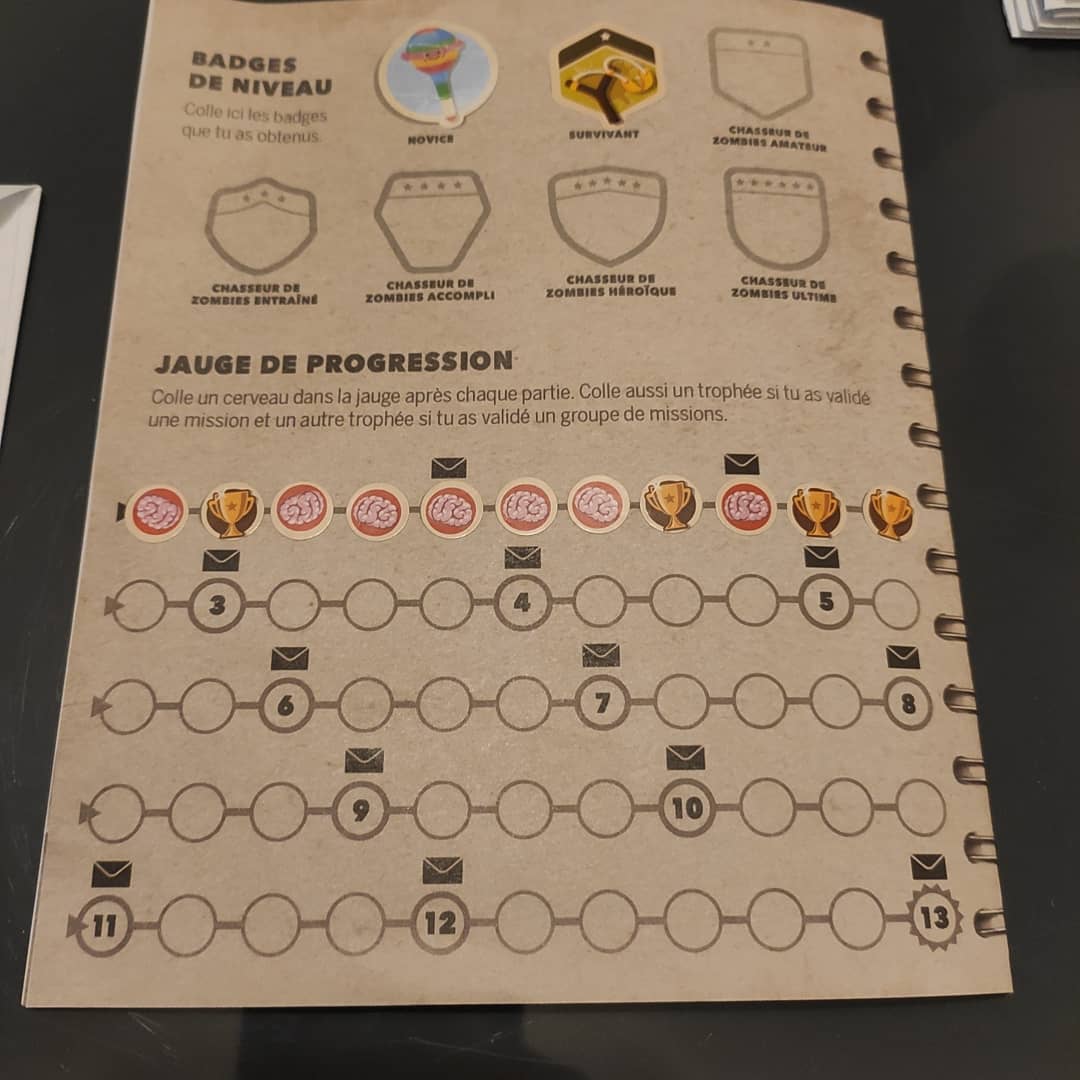 Max_Le_Poulpe's tweet photo. Pour Noël mes neveux ont eu Zombies kids évolution et il a fallu le tester. Pas qu'une fois ;) Ils ont adoré et ont voulu enchaîner sans arrêt. J'espère qu'ils auront la patience de débloquer les enveloppes à la loyale :p @Scorpionmasque #ZombieKidsEvolution https://t.co/PQpsBJbHVT