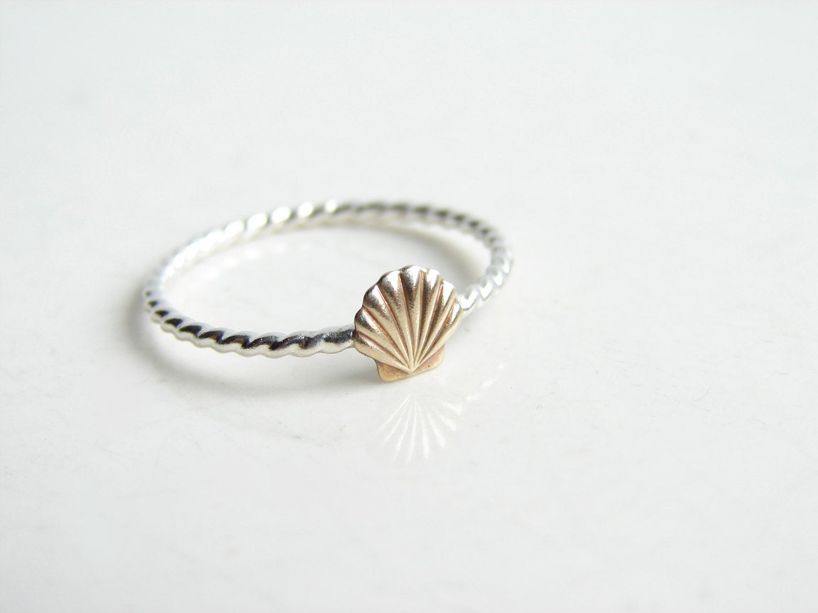 JewelryByMikako's tweet photo. Tiny Shell Ring. Stacking Nautical Ring. Sea, Ship and Sky. Made to order. Simple Modern Everyday Jewelry https://t.co/FSXMeqPgk9 #FreeShipping #GiftIdea #Jewelry #GiftforHer #Etsy #HandmadeRings #OpalRing #HandmadeinUS #DaintyJewelry #RopeRing https://t.co/Raklwyc1CV