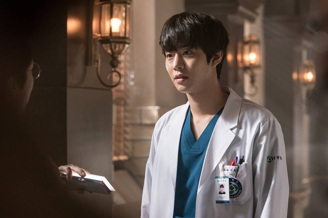 "Romantic Doctor Kim 2" (낭만닥터김사부2) Still Cuts. This drama will premiere tonight at 9:40PM (KST) https://www.instagram.com/p/B62TTBrFLDI/&nbsp;@sbsnow_insta  @starhausm #안효섭 #낭만닥터김사부2 #RomanticDoctorKim2