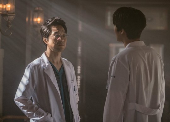 "Romantic Doctor Kim 2" (낭만닥터김사부2) Still Cuts. This drama will premiere tonight at 9:40PM (KST) https://www.instagram.com/p/B62TTBrFLDI/&nbsp;@sbsnow_insta  @starhausm #안효섭 #낭만닥터김사부2 #RomanticDoctorKim2