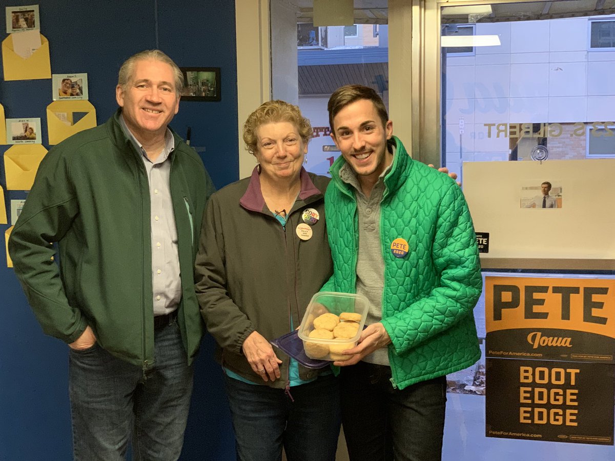 THIS is #Friendship2020. @lesliecarpent15 & @scottmicro666 brought #TeamPete their famous snicker-doodle cookies which are a reminder of the broken mental health system in IA. They are incredible advocates & friends. #TeamCory is lucky to have them in his corner! 🍪#RipplesOfHope