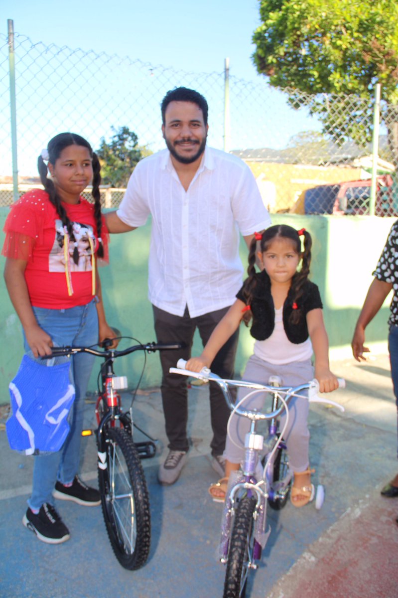 jansellll's tweet photo. #LaSabinaConstanza @RogelioGenaoLz @RogelioGenao @PartidoPRSC
05/ENERO/2020
Reparto tradicional del PRSC de Juguetes a Ñiños y Niñas en el Año del Cambio
#RamónGenaoSenador #RogelioAlfonsoDiputado
#GardelDirector2020 🚩 #ConectateAlCambio #JuntosSomosImparable
#PRSC2020🐔 https://t.co/nDmy8ic3qD
