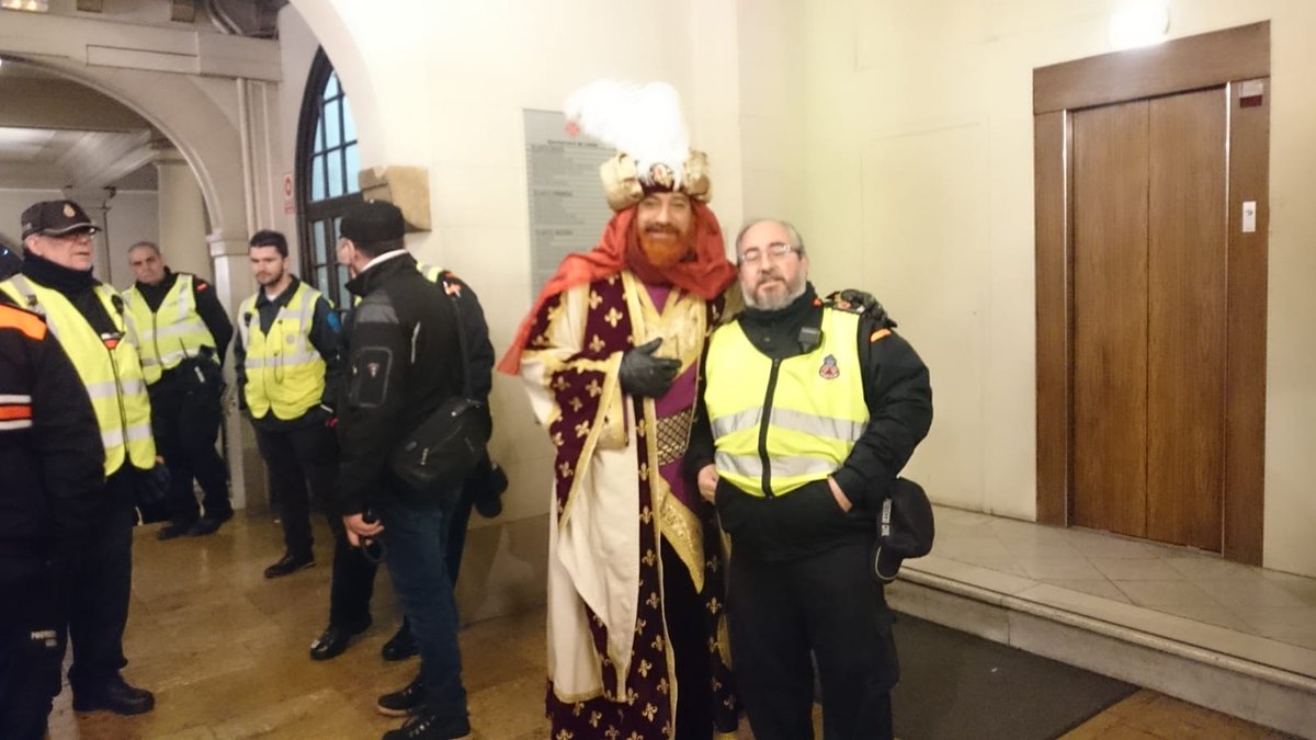 JoseMFLleida's tweet photo. #ProtecciónCivilLleida servicio colaborando con @gUrbanaLleida @gulleida @GrupSevenLleida @ambegara @mossos @FestesLleida @paerialleida Cabalgata Reyes Magos d Oriente d Lleida, agradecer a todos su dedicación y esfuerzo en esta cabalgata q termina sin incidencias a destacar 👏👏 https://t.co/GoYzsG0nVv