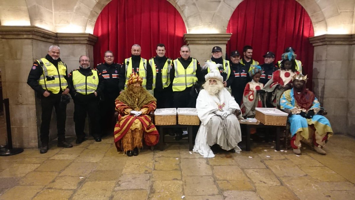 JoseMFLleida's tweet photo. #ProtecciónCivilLleida servicio colaborando con @gUrbanaLleida @gulleida @GrupSevenLleida @ambegara @mossos @FestesLleida @paerialleida Cabalgata Reyes Magos d Oriente d Lleida, agradecer a todos su dedicación y esfuerzo en esta cabalgata q termina sin incidencias a destacar 👏👏 https://t.co/GoYzsG0nVv