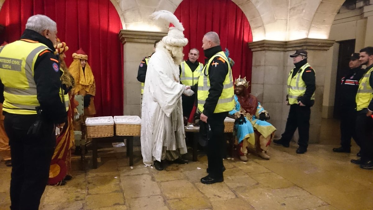 JoseMFLleida's tweet photo. #ProtecciónCivilLleida servicio colaborando con @gUrbanaLleida @gulleida @GrupSevenLleida @ambegara @mossos @FestesLleida @paerialleida Cabalgata Reyes Magos d Oriente d Lleida, agradecer a todos su dedicación y esfuerzo en esta cabalgata q termina sin incidencias a destacar 👏👏 https://t.co/GoYzsG0nVv