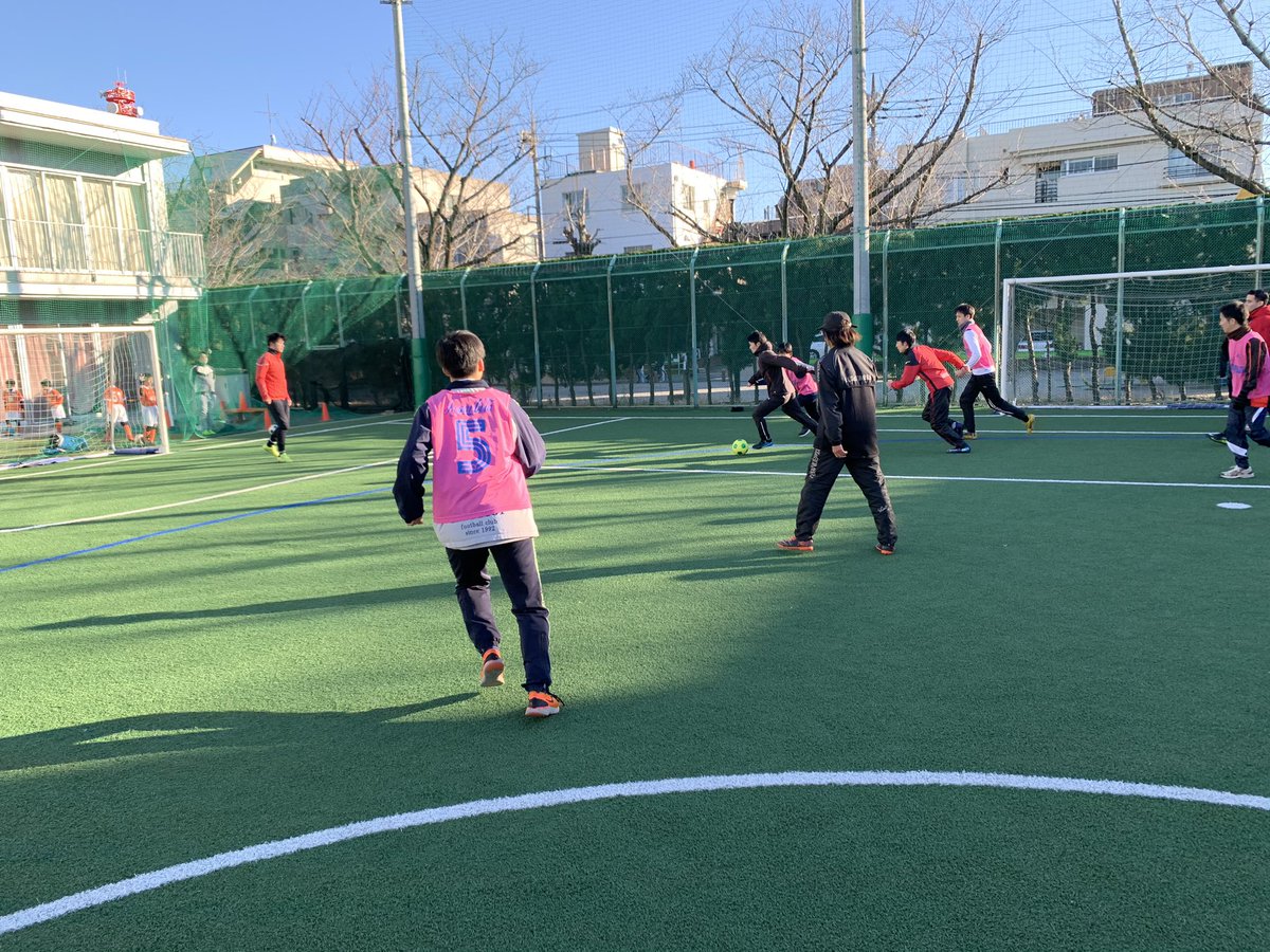 選手・コーチOBも参加の初蹴りイベント開催！

マラソン大会では、各学年の優勝者にクラブOBで現役Jリーガーの鎌田選手<a href="/2Jiro2/">JIRO KAMATA</a> からプレゼント！ありがとう！

10月の台風以来、河川敷G使えずですがフットサル楽しみました。

これから毎年やっていきます😊

#下丸子シューターズSC
#初蹴り
#鎌田次郎