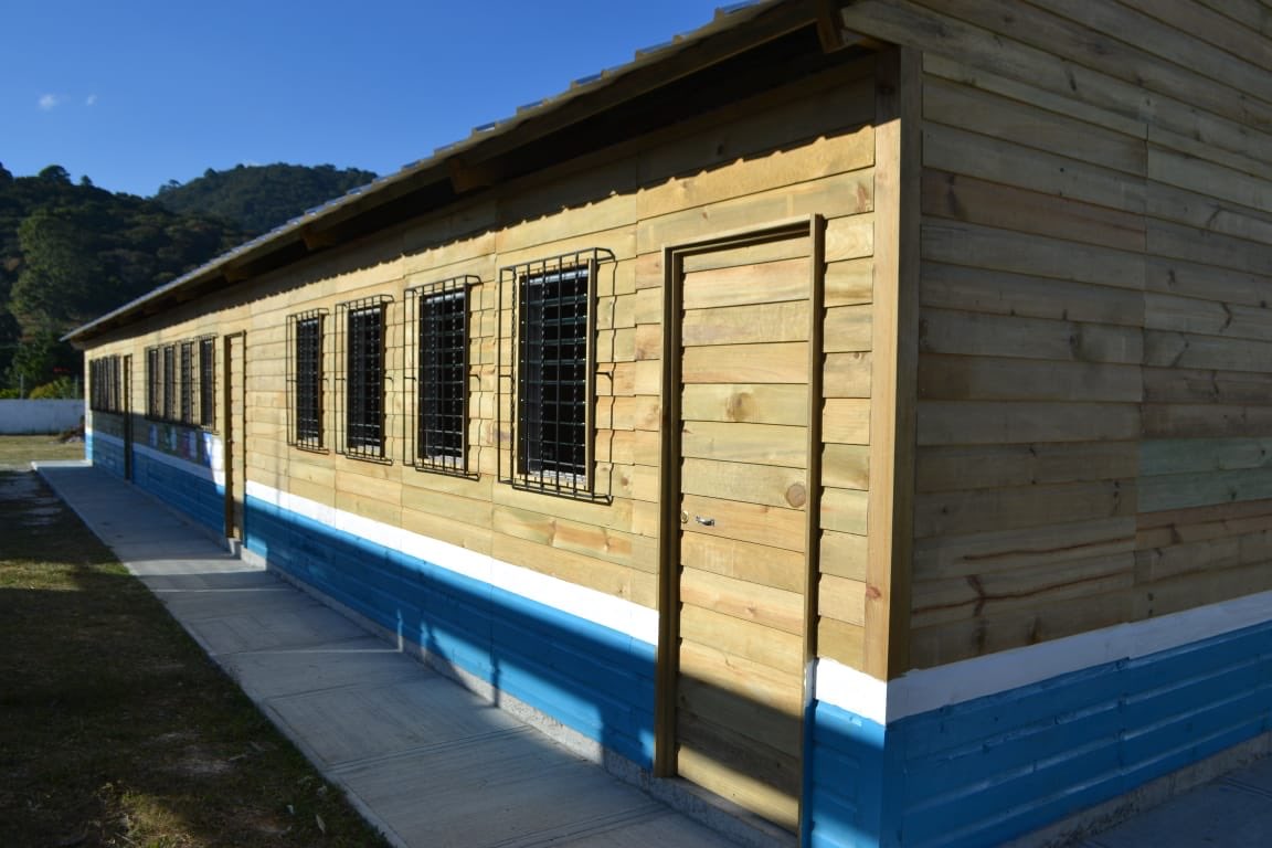 EdwinEscobarGT's tweet photo. Inaugurando tres aulas construidas en un día en el Tecnológico de Ciudad Peronia en Villa Nueva. #EEscobarGT #VN100x100 https://t.co/ul9HKjO2uZ