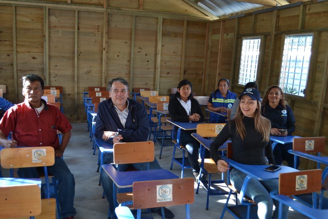 EdwinEscobarGT's tweet photo. Inaugurando tres aulas construidas en un día en el Tecnológico de Ciudad Peronia en Villa Nueva. #EEscobarGT #VN100x100 https://t.co/ul9HKjO2uZ