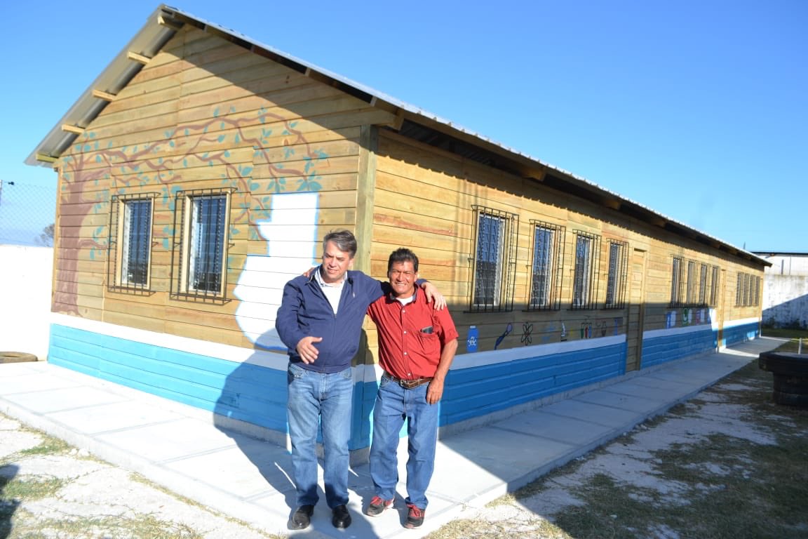 EdwinEscobarGT's tweet photo. Inaugurando tres aulas construidas en un día en el Tecnológico de Ciudad Peronia en Villa Nueva. #EEscobarGT #VN100x100 https://t.co/ul9HKjO2uZ