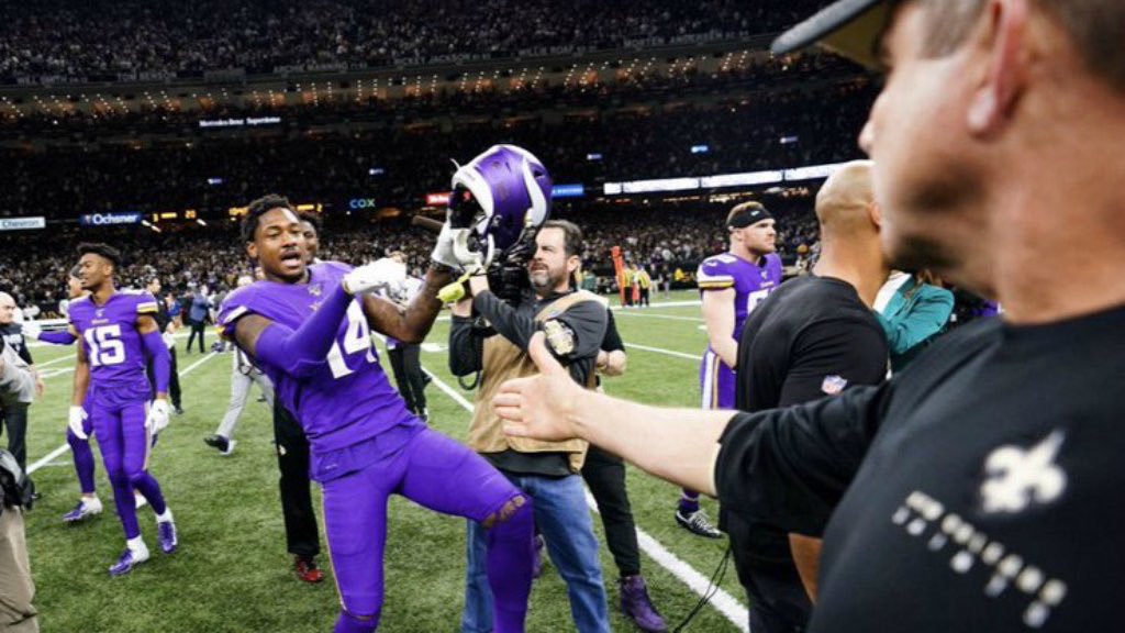 ComplexSports's tweet image. Stefon Diggs mocking Choppa Style in front of Sean Payton. 

No mercy. 💀
