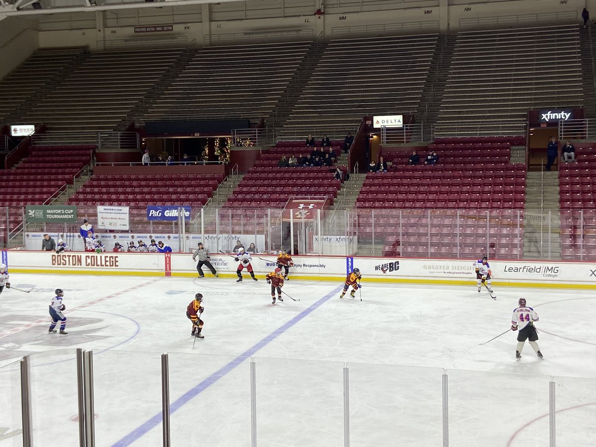 BostonParksDept's tweet photo. Last game of the 2019 Mayor’s Cup Ice Hockey Championships. #BantamAAA #Dorchester vs #HydePark 2-1 https://t.co/S4RRhs9T9t