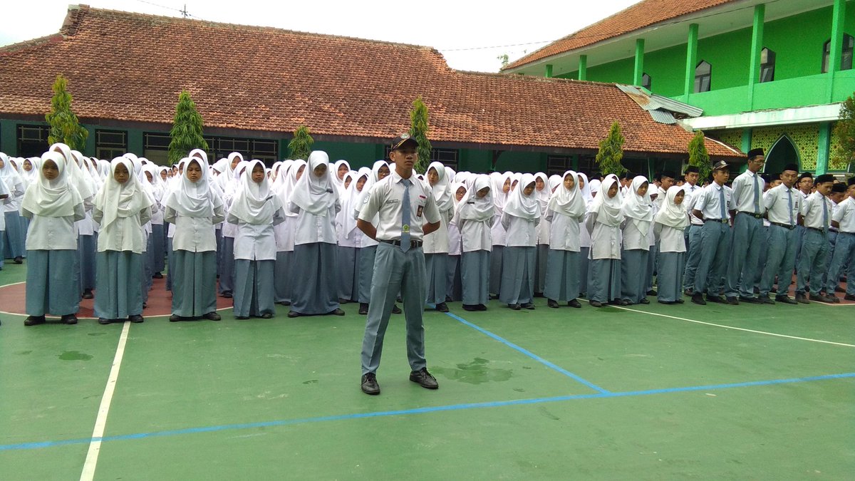 MAN_2_KBM's tweet photo. #man2kbm - Apel Pagi senin 06/01/2020, pembinanya Pak Fatoni: (1) Tahun baru, motivasi baru (2) Kunci sukses : setiap saat memperbaharui iman (3) Selalu beristighfar (4) Selalu bergantung pada Allah SWT https://t.co/iul1HTVYxL