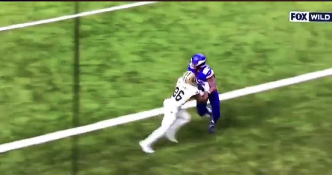 SkolMemes's tweet photo. If people wanna takk about Kyle Rudolph using his hands and arms to gain an advantage, look at this.. 

Maybe the defender shouldn’t have initiated contact https://t.co/yybXlxgAoo