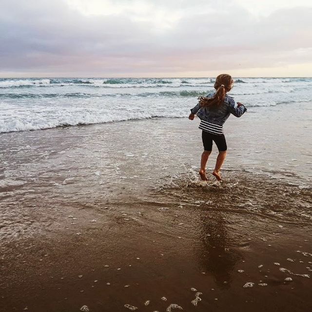 This little girl truly loves the sea. #pixaloop #sea ift.tt/2QPSxUD