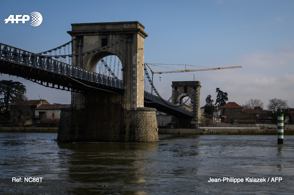 afpfr's tweet photo. Entre Drôme et Ardèche, un pont suspendu de 1827, l'un des plus anciens de France encore ouverts à la circulation, inquiète depuis longtemps les riverains. Des préoccupations devenues plus vives encore après le drame de Mirepoix-sur-Tarn https://t.co/ob3uH6v2T4 #AFP https://t.co/HCCBMa31U5